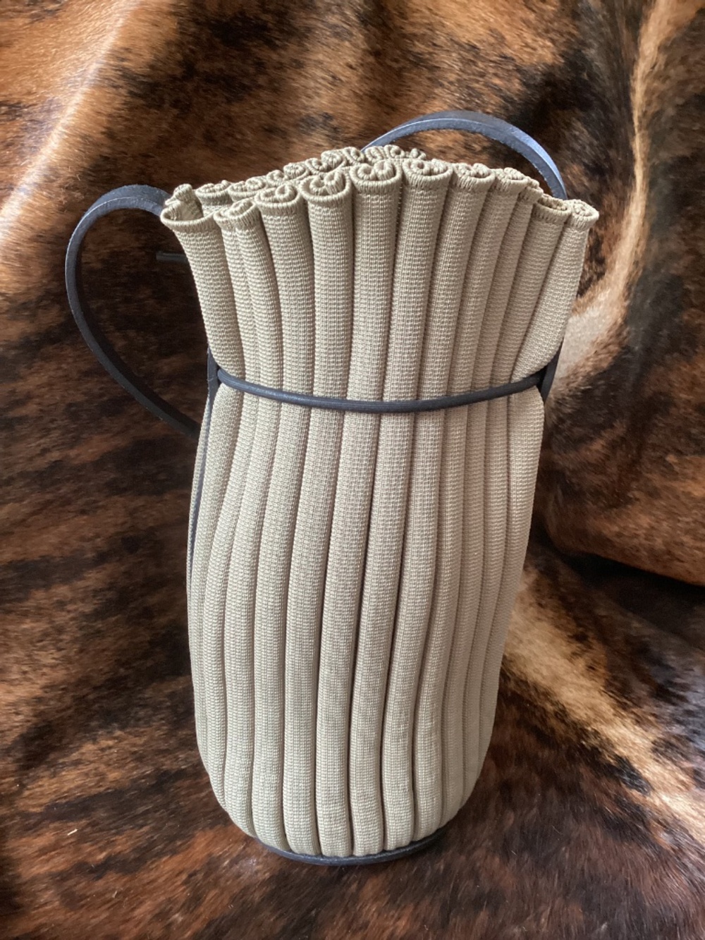 Unique Leather Ribbed Expandable Slouch Bucket Style Gathered Handbag🦋 - Picture 3 of 11